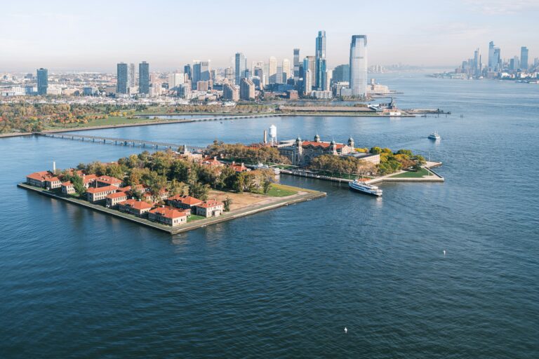 Emigracja nie&nbsp;jest dla każdego. Czy&nbsp;warto wyjeżdżać?