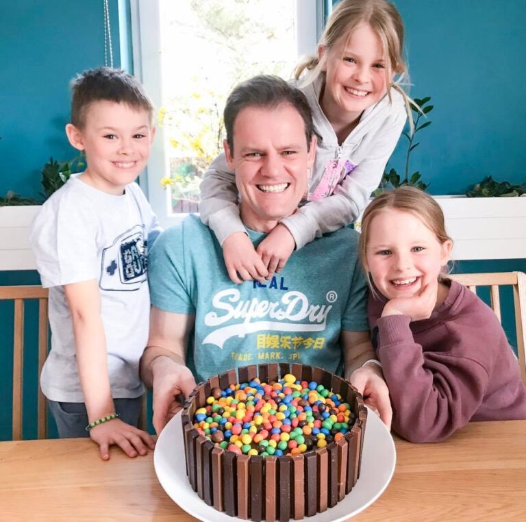 Tort czekoladowy z&nbsp;płotkiem.